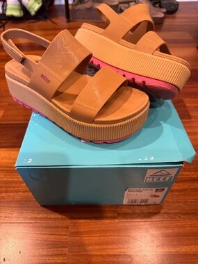 Reef Water Vista Higher Women’s Tan Platform Sandals with Pink Outsoles. Size 6
